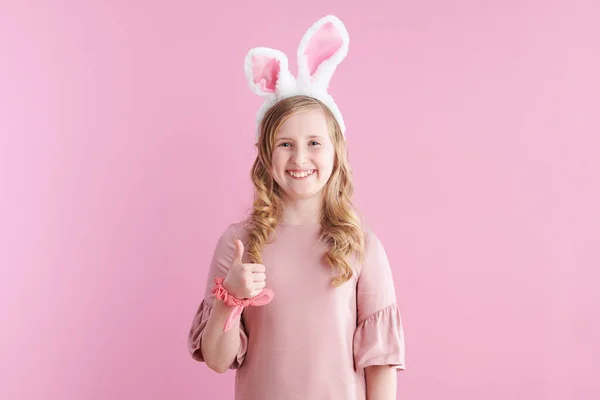Pembe Elbiseli Tavşan Kulaklı Gülümseyen Stil Kızı Pembe Arka Planda — Stok fotoğraf