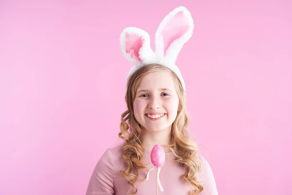 Pembe Elbiseli Gülümseyen Şık Çocuk Portresi Tavşan Kulaklı Pembe Arka — Stok fotoğraf