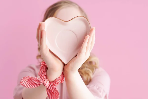 Primer Plano Chica Con Platillo Forma Corazón Aislado Sobre Fondo — Foto de Stock