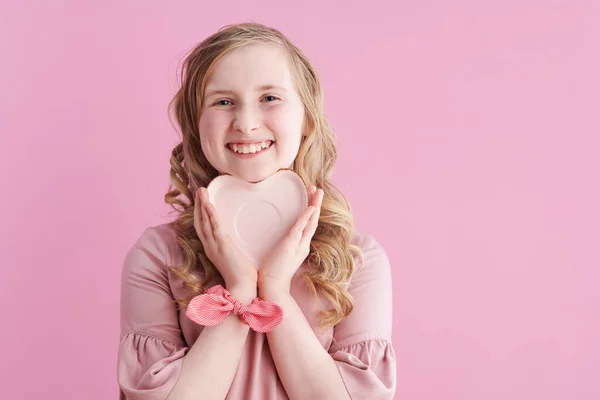 Retrato Criança Moderna Feliz Vestido Rosa Com Disco Forma Coração — Fotografia de Stock