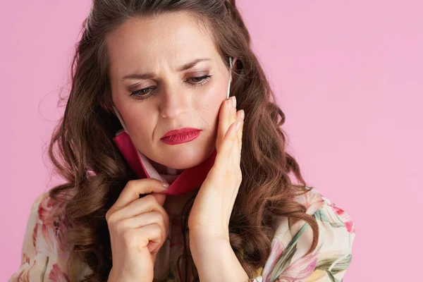 Stijlvolle Vrouw Bloemenjurk Met Roze Masker Bezorgd Huidaandoening Geïsoleerd Roze — Stockfoto