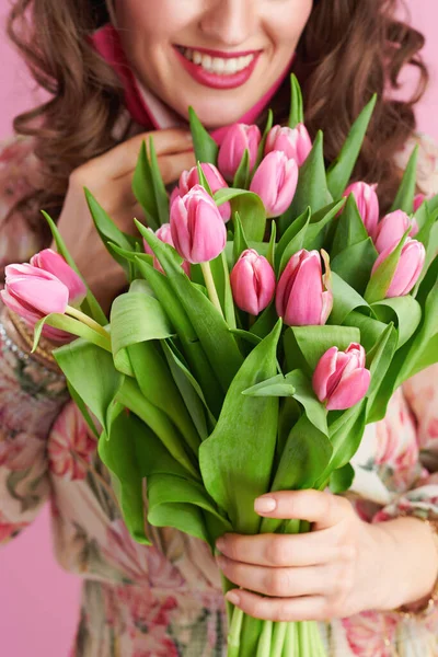 Elegante Mulher Anos Vestido Floral Com Buquê Tulipas Máscara Rosa — Fotografia de Stock