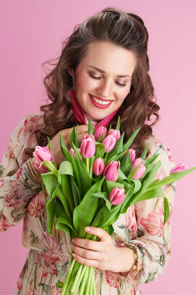 Módní Žena Středního Věku Dlouhými Vlnité Brunetky Vlasy Tulipány Kytice — Stock fotografie