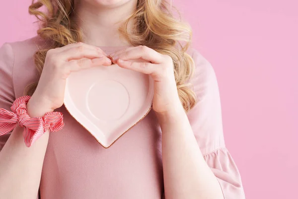 Primer Plano Chica Con Platillo Forma Corazón Sobre Fondo Rosa —  Fotos de Stock