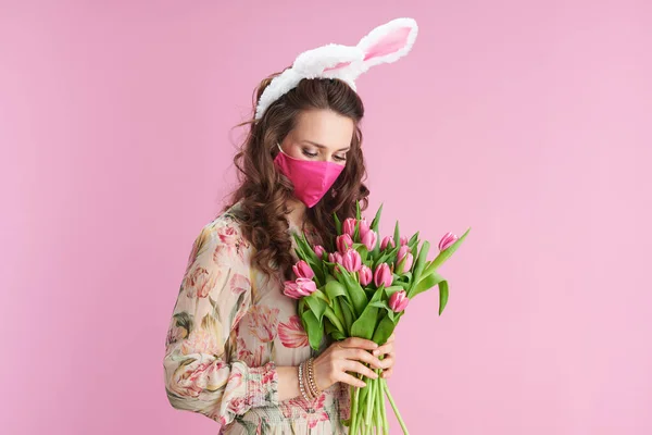 Задумчивая Современная Летняя Женщина Цветочном Платье Букетом Тюльпанов Кроличьи Уши — стоковое фото