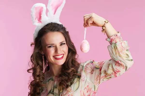 Elegante Anos Idade Mulher Vestido Floral Com Orelhas Coelho Ovo — Fotografia de Stock