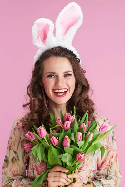 Mulher Elegante Vestido Floral Com Buquê Tulipas Orelhas Coelho Isolado — Fotografia de Stock