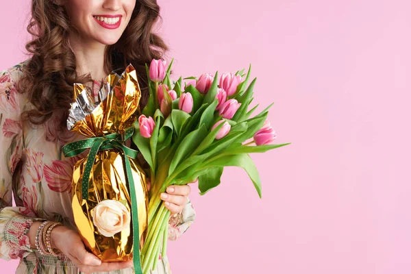 Primeros Planos Mujer Mediana Edad Vestido Floral Con Ramo Tulipanes — Foto de Stock