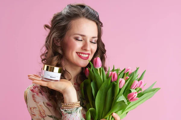 Glimlachende Jonge Vrouw Met Lange Golvende Brunette Haar Met Tulpen — Stockfoto
