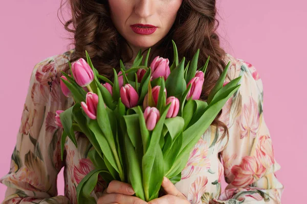 Крупним Планом Жінці Букетом Тюльпанів Рожевому Фоні — стокове фото