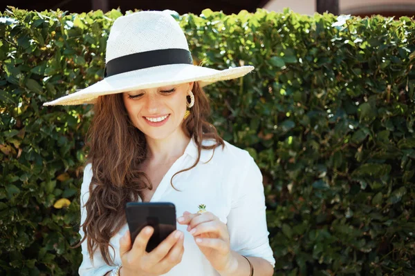 Glad Trendig Hemmafru Vit Skjorta Med Hatt Skicka Sms Med — Stockfoto