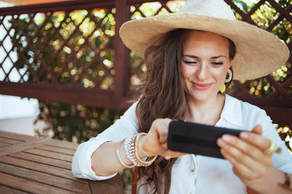 Elegante Donna Sorridente Camicia Bianca Con Cappello Invio Messaggi Testo — Foto Stock