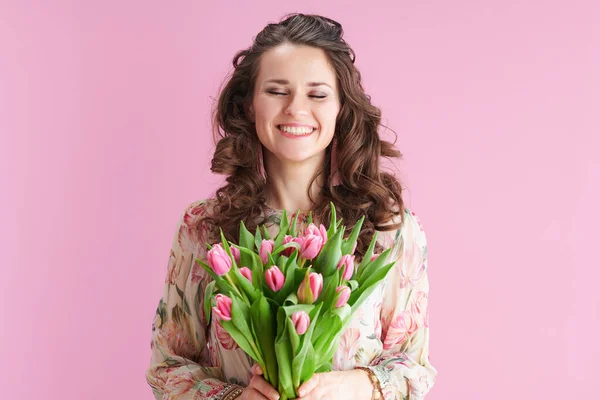 快乐的现代女人 40岁 身穿花衣 郁金香花束与粉红隔离 — 图库照片