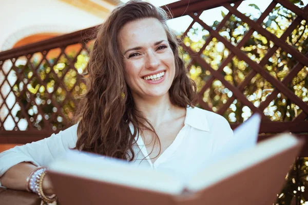 Portret Van Een Glimlachende Trendy Vrouw Wit Overhemd Leesboek Het — Stockfoto