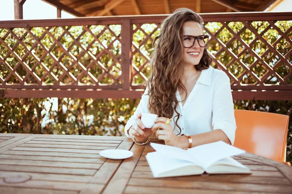 Mujer Elegante Feliz Camisa Blanca Con Libro Anteojos Sentados Mesa —  Fotos de Stock