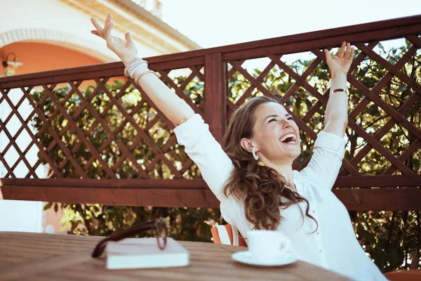Mujer Moda Feliz Camisa Blanca Con Taza Café Libro Anteojos — Foto de Stock