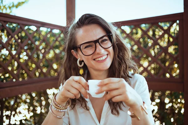 Retrato Mujer Moda Feliz Camisa Blanca Con Anteojos Bebiendo Café —  Fotos de Stock