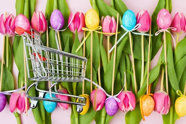 Vår Platt Låg Med Tulpaner Påskägg Och Kundvagn Isolerad Rosa — Stockfoto