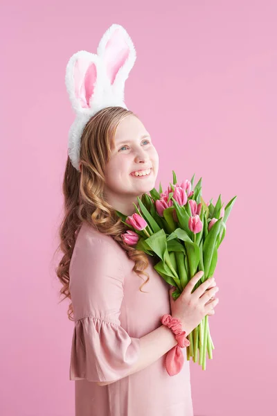 Glad Snygg Flicka Med Lång Vågigt Blont Hår Med Tulpaner — Stockfoto