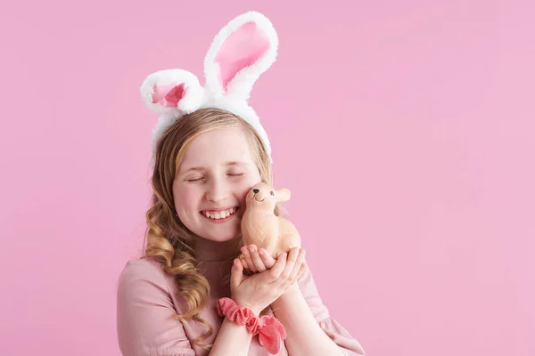 Портрет Счастливого Стильного Ребенка Длинными Волнистыми Светлыми Волосами Кроличьими Ушами — стоковое фото