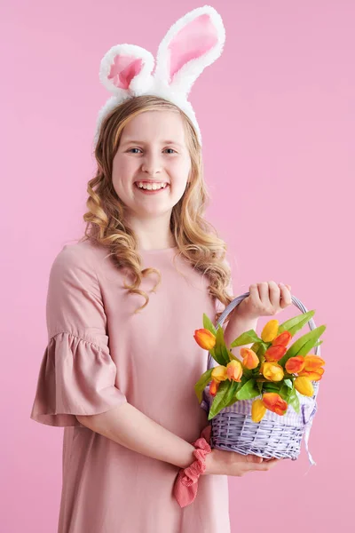 Portrait Enfant Moderne Souriant Robe Rose Avec Oreilles Lapin Panier — Photo