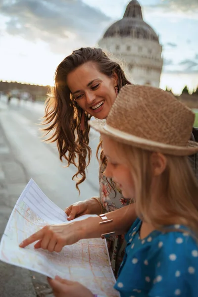 Feliz Madre Moderna Niño Con Mapa Que Tiene Excursión Plaza — Foto de Stock