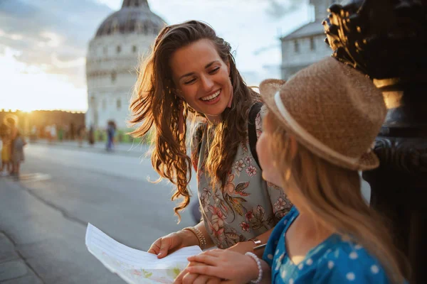 Lächelnde Trendige Mutter Und Tochter Mit Karte Der Nähe Von — Stockfoto