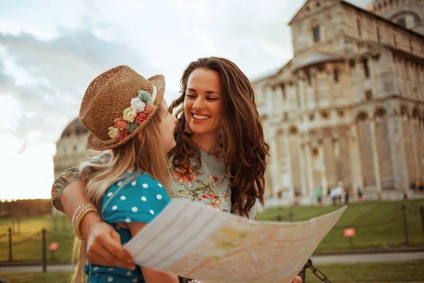 Sorrindo Mãe Filha Modernas Com Mapa Tendo Passeio Perto Catedral — Fotografia de Stock