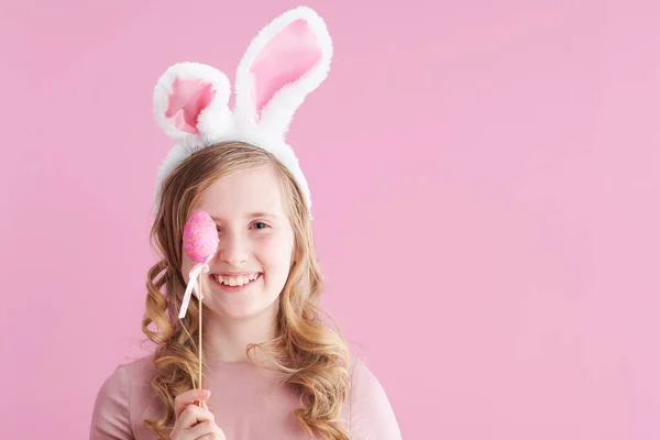 Pembe Elbiseli Gülümseyen Şık Çocuk Portresi Tavşan Kulaklı Pembe Arka — Stok fotoğraf