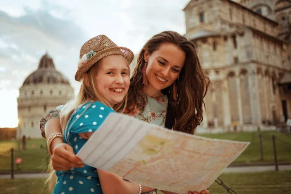 Szczęśliwa Stylowa Matka Córka Mapą Korzystających Promenady Pobliżu Duomo Pisa — Zdjęcie stockowe