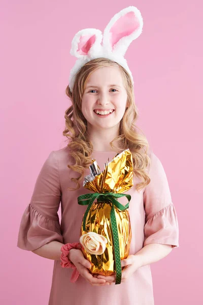 Портрет Счастливого Современного Ребенка Розовом Платье Кроличьими Ушами Золотым Пасхальным — стоковое фото
