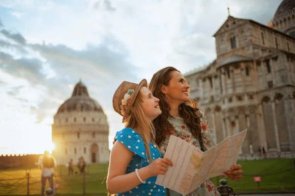 Feliz Elegante Madre Niño Con Mapa Turismo Cerca Duomo Pisa — Foto de Stock