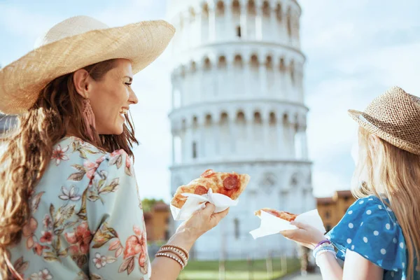 Улыбающиеся Модная Мать Дочь Пиццей Рядом Наклон Башни Пизе Италия — стоковое фото