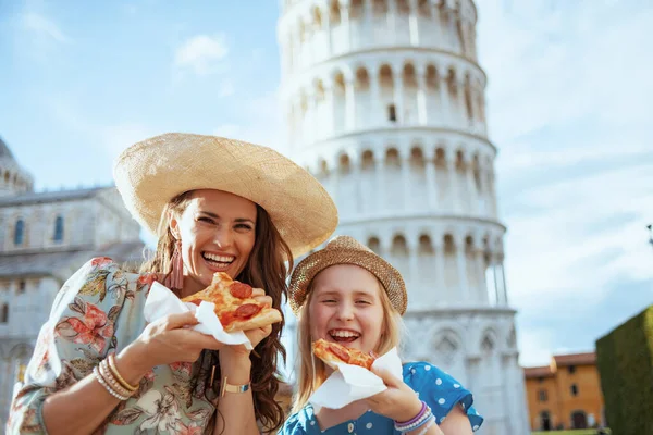 Portrait Smiling Elegant Mother Daughter Pizza Leaning Tower Pisa Italy — Stock Photo, Image