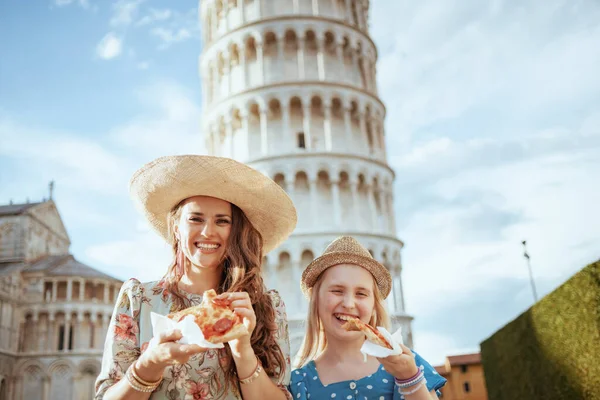 Família Moda Sorridente Com Pizza Perto Leaning Tower Pisa Itália — Fotografia de Stock