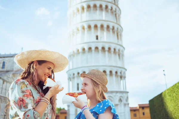 Glückliche Trendige Familie Mit Pizza Der Nähe Des Schiefen Turms — Stockfoto