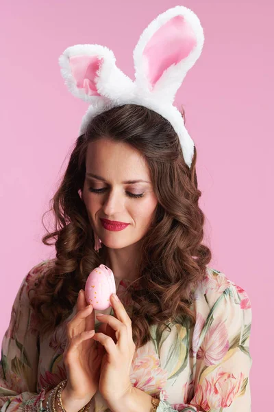 Стильная Женщина Цветочном Платье Кроличьими Ушами Пасхальным Яйцом Изолированы Розовый — стоковое фото