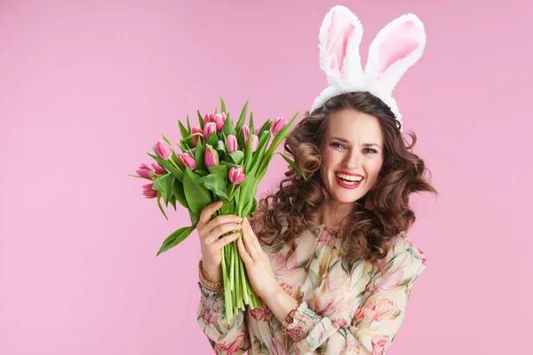 Fêmea Elegante Vestido Floral Com Buquê Tulipas Orelhas Coelho Saltando — Fotografia de Stock