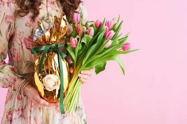 Крупним Планом Жінці Букетом Тюльпанів Золотим Пасхальним Яйцем Рожевому Фоні — стокове фото