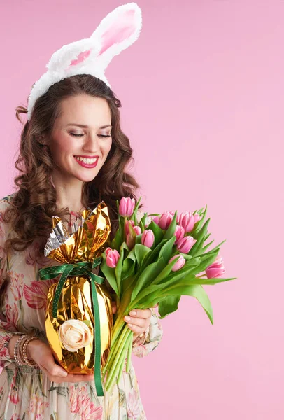 Femelle Élégante Avec Longs Cheveux Bruns Ondulés Avec Bouquet Tulipes — Photo