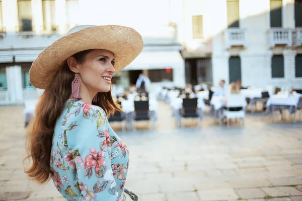 Mulher Elegante Feliz Vestido Floral Com Chapéu Sightseeing Veneza Itália — Fotografia de Stock