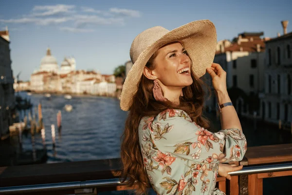 Happy Young Woman Floral Dress Hat Sightseeing Accademia Bridge Venice — Stock Photo, Image