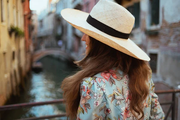 Visto Trás Mulher Turística Moderna Vestido Floral Com Chapéu Tendo — Fotografia de Stock