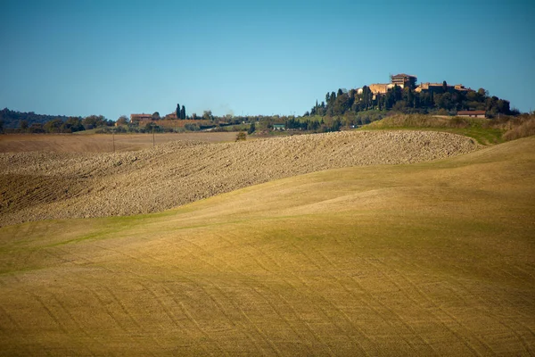 夏天意大利托斯卡纳有农田和山丘的风景 — 图库照片