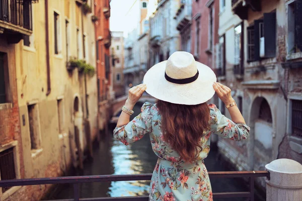 Вид Современной Женщины Среднего Возраста Цветочном Платье Осмотром Достопримечательностей Венеции — стоковое фото