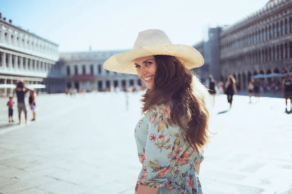 Gelukkige Elegante Toeristische Vrouw Bloemenjurk Met Hoed Sightseeing San Marco — Stockfoto