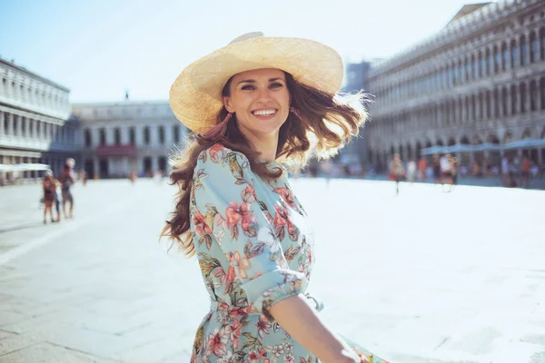 Uśmiechnięta Nowoczesna Kobieta Kwiatowej Sukience Kapeluszem Piazza San Marco Wenecji — Zdjęcie stockowe