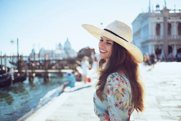 Feliz Jovem Viajante Solo Mulher Vestido Floral Com Chapéu Desfrutando — Fotografia de Stock