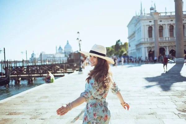 Mujer Viajera Mediana Edad Feliz Vestido Floral Con Sombrero Explorar —  Fotos de Stock