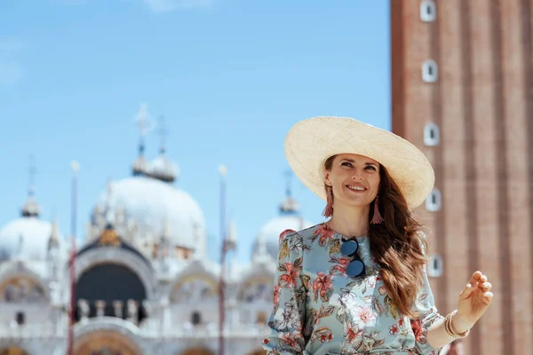 Sorridente Donna Turistica Alla Moda Abito Floreale Con Occhiali Sole — Foto Stock